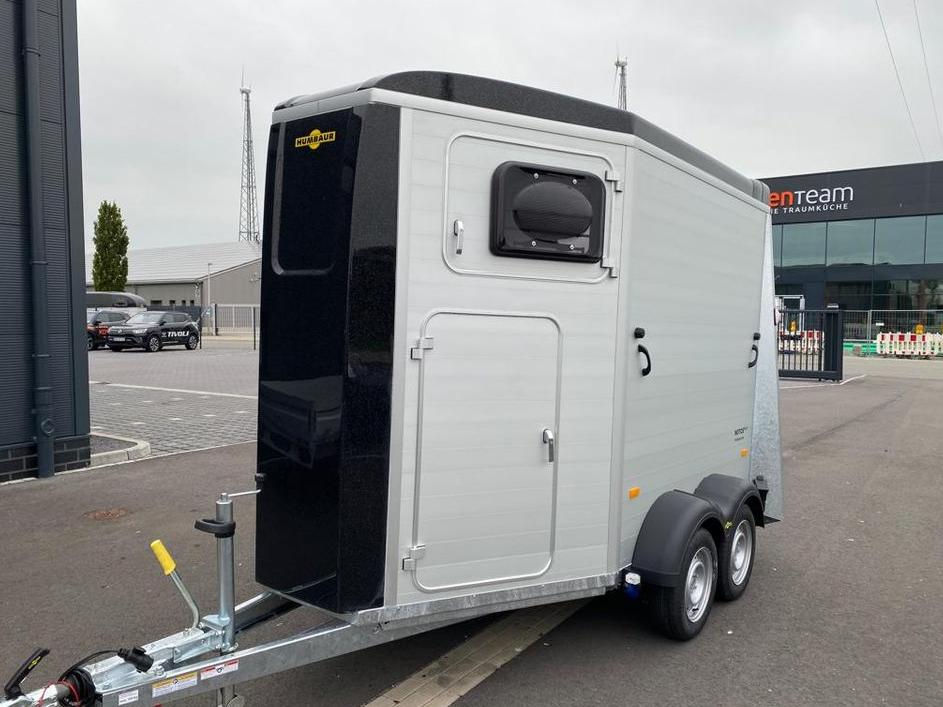 Humbaur Notos Alu 2.4t Pferdeanhänger Sattelkammer, Dreh-/Schwenktür